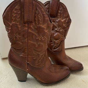 MIA size 6 cowboy booties